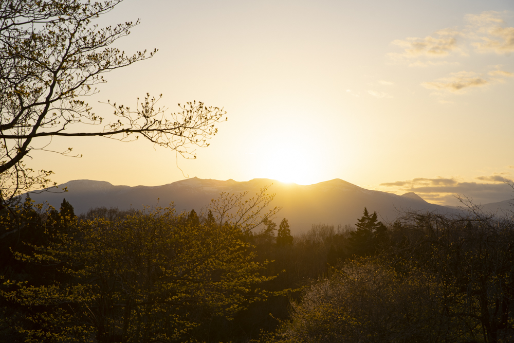 Sakura Bushcraft Fieldから見える夕暮れの山並み
